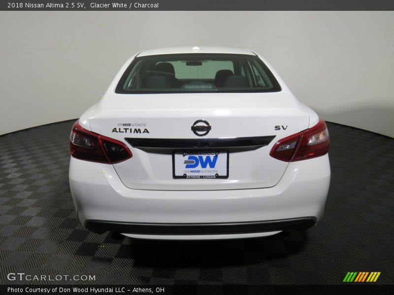 Glacier White / Charcoal 2018 Nissan Altima 2.5 SV