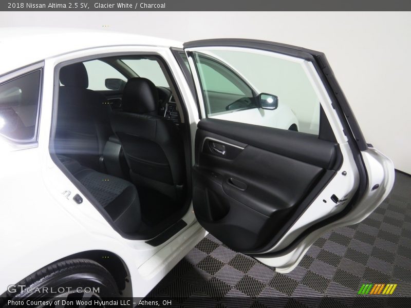 Glacier White / Charcoal 2018 Nissan Altima 2.5 SV