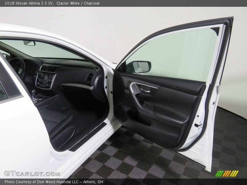 Glacier White / Charcoal 2018 Nissan Altima 2.5 SV