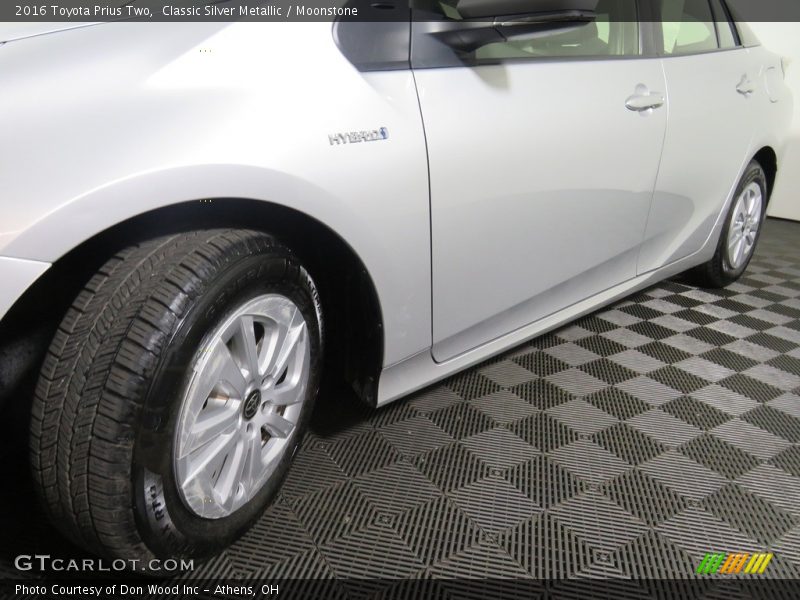 Classic Silver Metallic / Moonstone 2016 Toyota Prius Two