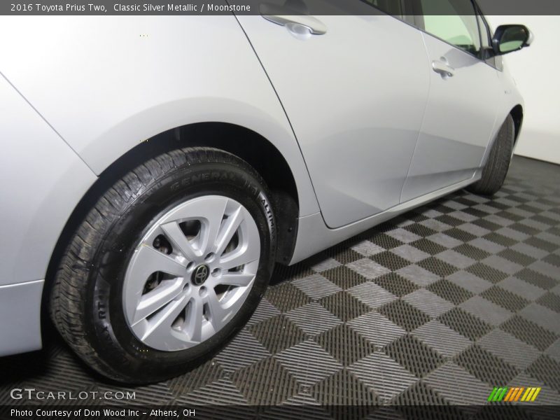 Classic Silver Metallic / Moonstone 2016 Toyota Prius Two