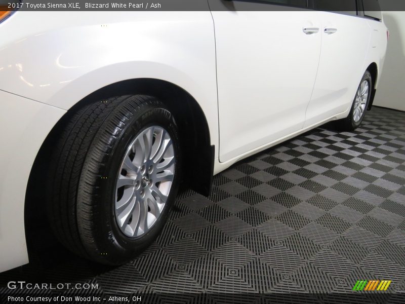 Blizzard White Pearl / Ash 2017 Toyota Sienna XLE