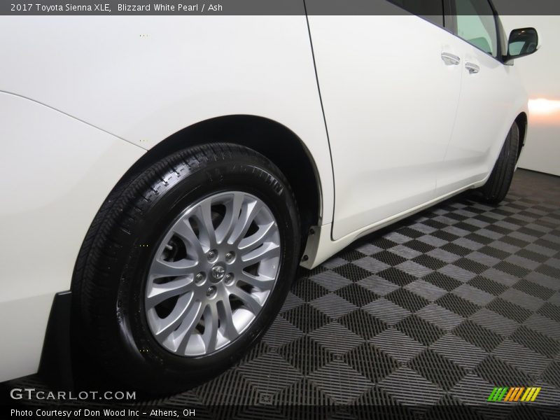 Blizzard White Pearl / Ash 2017 Toyota Sienna XLE