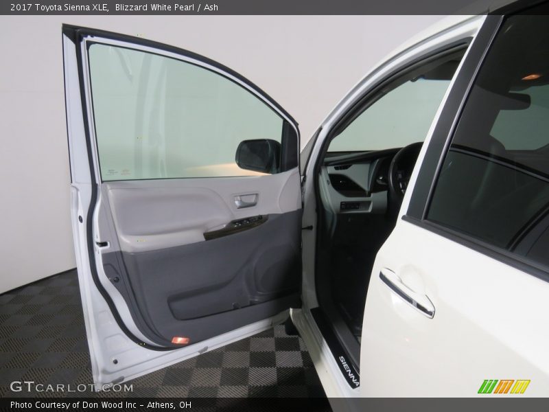 Blizzard White Pearl / Ash 2017 Toyota Sienna XLE