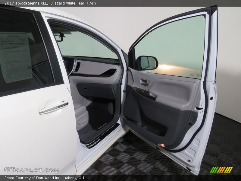 Blizzard White Pearl / Ash 2017 Toyota Sienna XLE