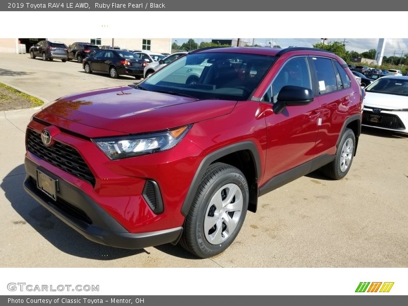 Front 3/4 View of 2019 RAV4 LE AWD