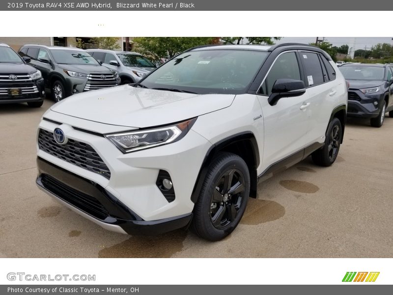 Front 3/4 View of 2019 RAV4 XSE AWD Hybrid