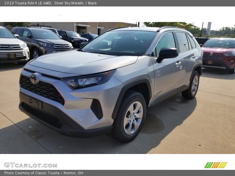 Front 3/4 View of 2019 RAV4 LE AWD