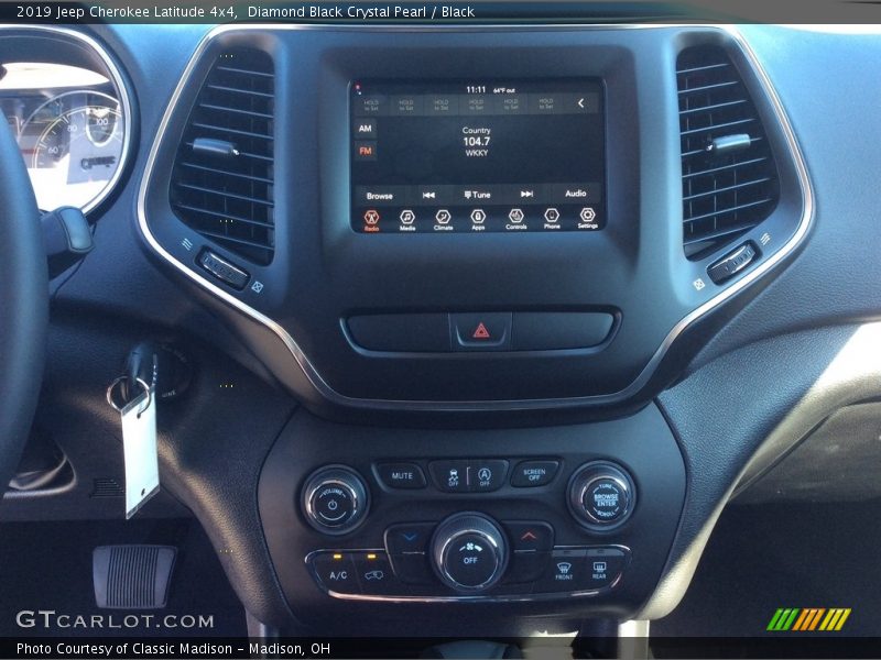 Diamond Black Crystal Pearl / Black 2019 Jeep Cherokee Latitude 4x4