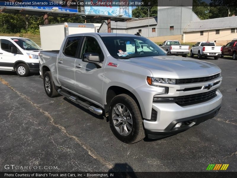 Front 3/4 View of 2019 Silverado 1500 RST Crew Cab 4WD