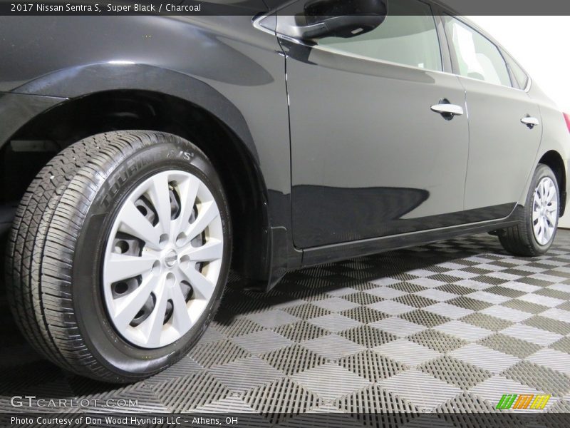 Super Black / Charcoal 2017 Nissan Sentra S