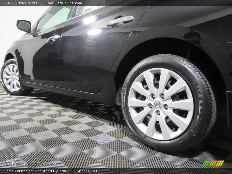 Super Black / Charcoal 2017 Nissan Sentra S