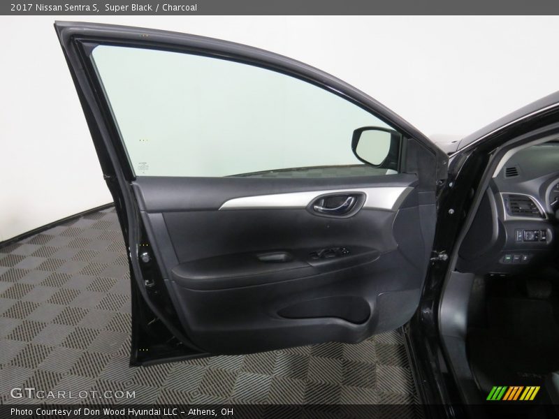 Super Black / Charcoal 2017 Nissan Sentra S