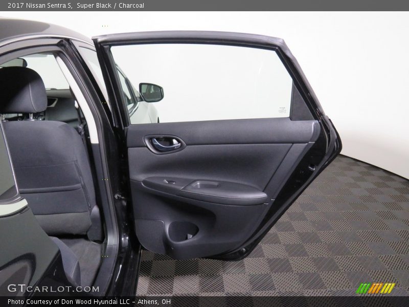 Super Black / Charcoal 2017 Nissan Sentra S