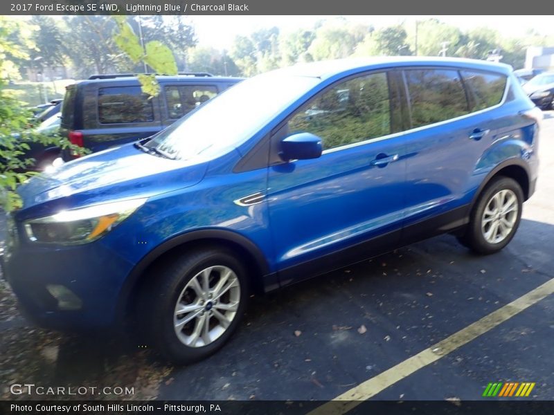 Lightning Blue / Charcoal Black 2017 Ford Escape SE 4WD