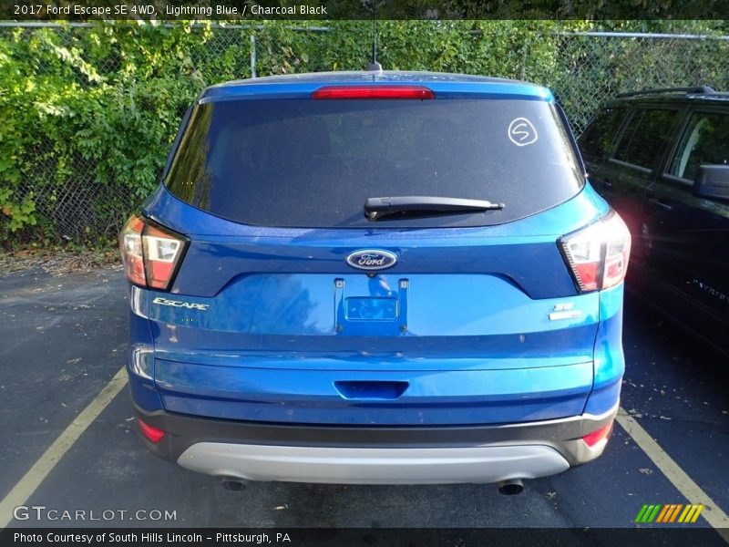 Lightning Blue / Charcoal Black 2017 Ford Escape SE 4WD
