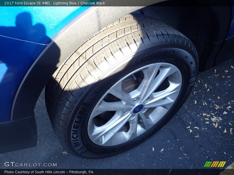 Lightning Blue / Charcoal Black 2017 Ford Escape SE 4WD