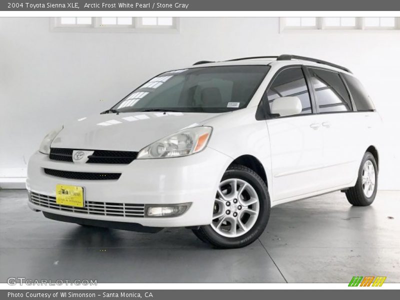 Front 3/4 View of 2004 Sienna XLE