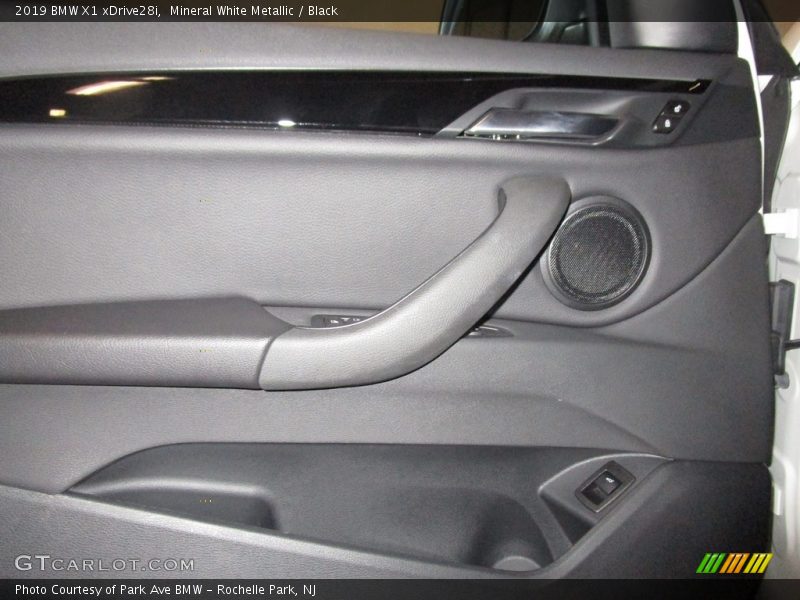 Mineral White Metallic / Black 2019 BMW X1 xDrive28i