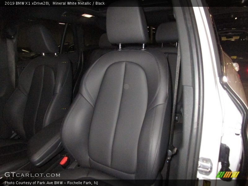Mineral White Metallic / Black 2019 BMW X1 xDrive28i
