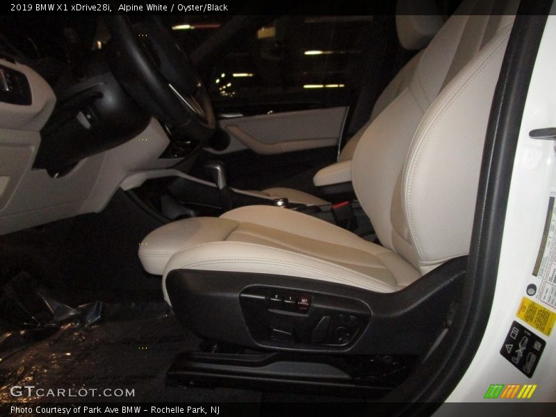 Alpine White / Oyster/Black 2019 BMW X1 xDrive28i