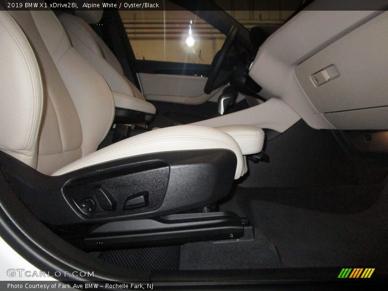 Alpine White / Oyster/Black 2019 BMW X1 xDrive28i