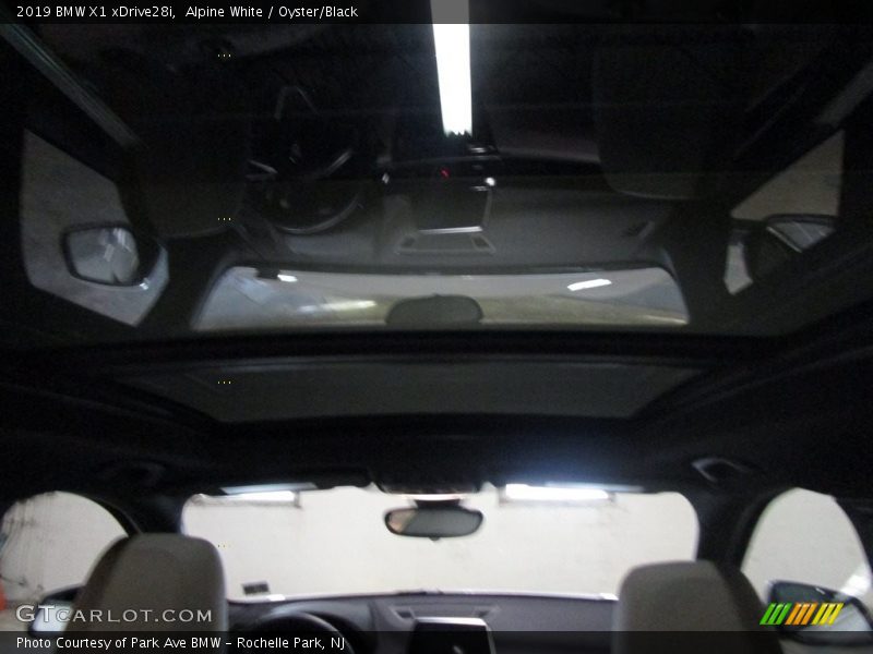 Alpine White / Oyster/Black 2019 BMW X1 xDrive28i