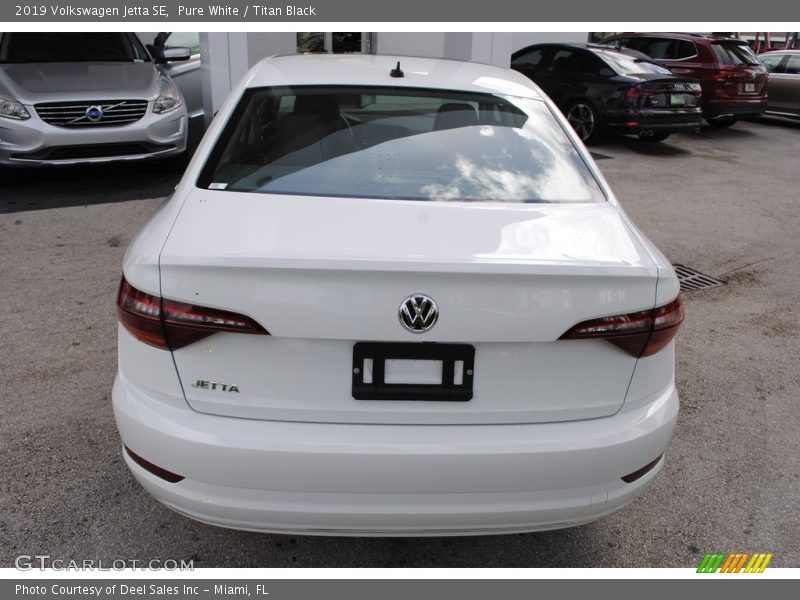Pure White / Titan Black 2019 Volkswagen Jetta SE