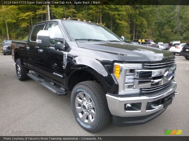 Front 3/4 View of 2019 F250 Super Duty Lariat Crew Cab 4x4