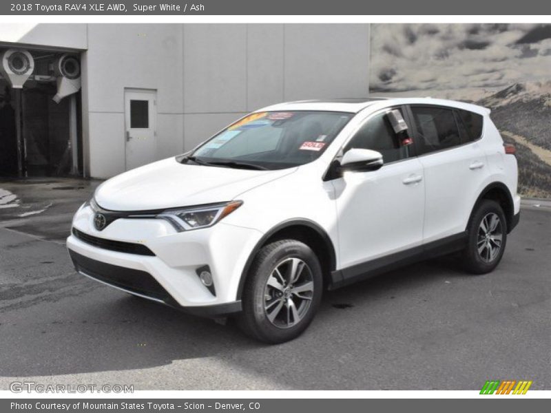 Super White / Ash 2018 Toyota RAV4 XLE AWD