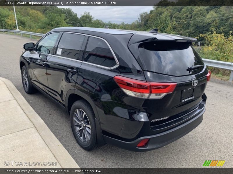 Midnight Black Metallic / Black 2019 Toyota Highlander XLE AWD