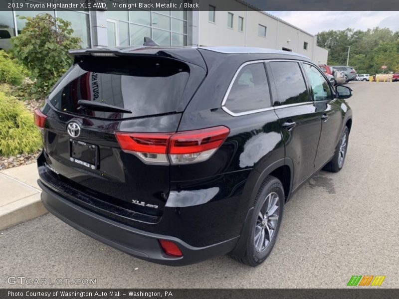 Midnight Black Metallic / Black 2019 Toyota Highlander XLE AWD