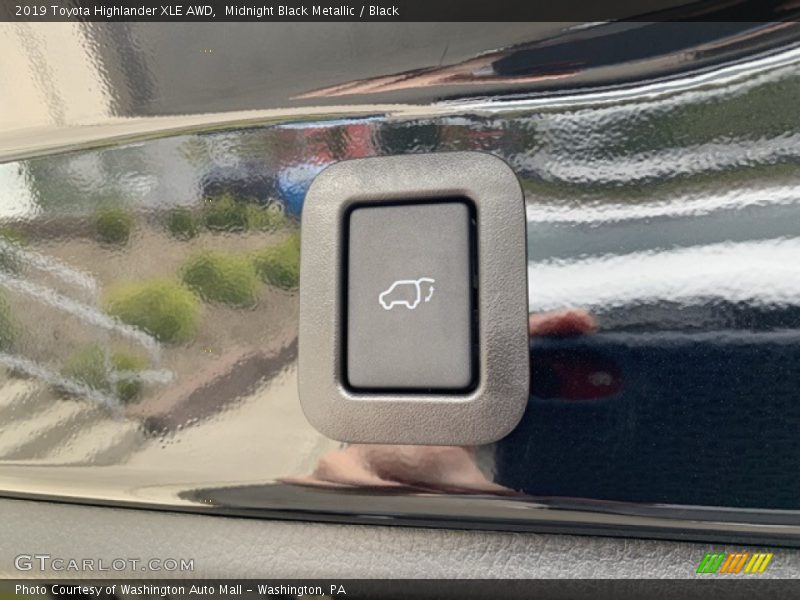 Midnight Black Metallic / Black 2019 Toyota Highlander XLE AWD