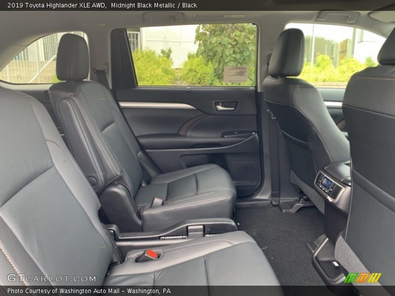 Midnight Black Metallic / Black 2019 Toyota Highlander XLE AWD