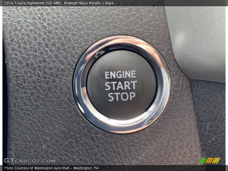 Midnight Black Metallic / Black 2019 Toyota Highlander XLE AWD