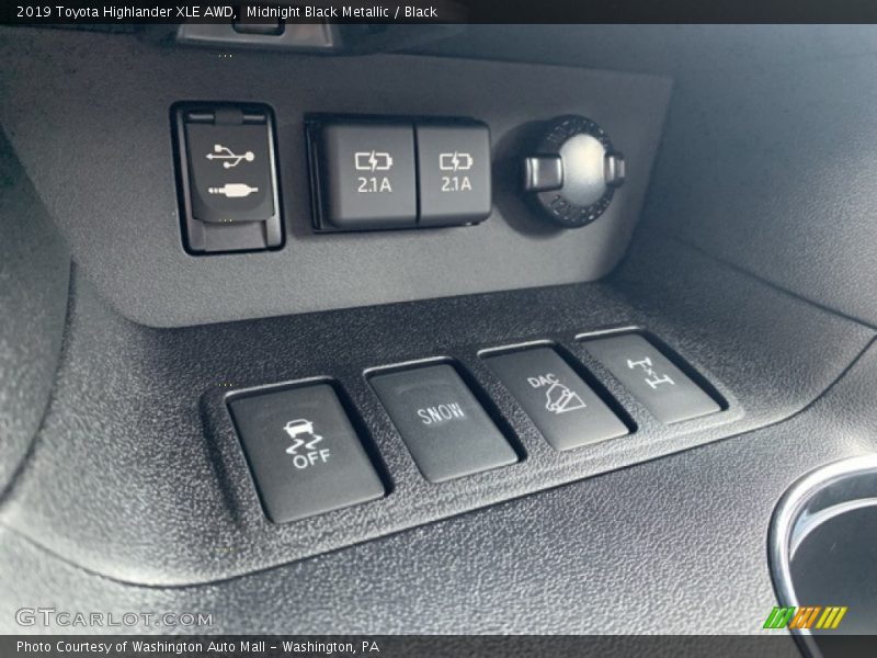 Midnight Black Metallic / Black 2019 Toyota Highlander XLE AWD