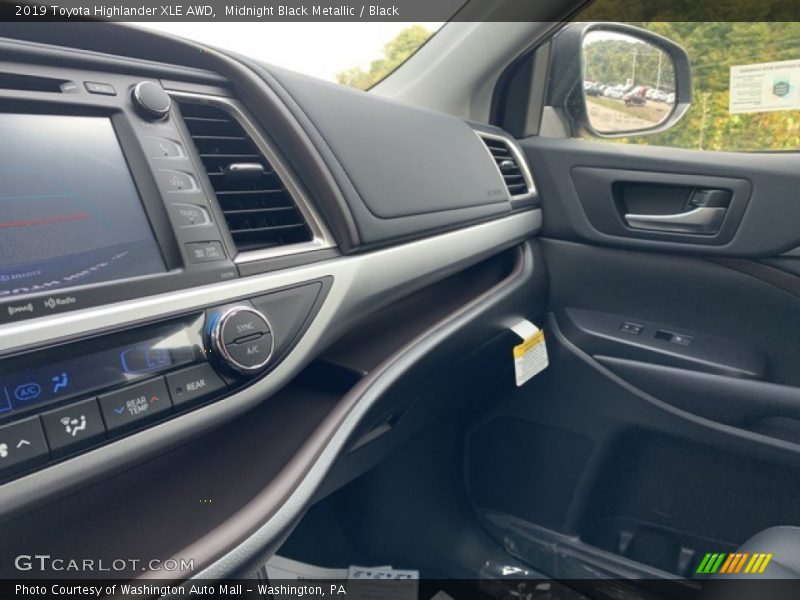 Midnight Black Metallic / Black 2019 Toyota Highlander XLE AWD