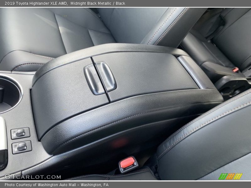 Midnight Black Metallic / Black 2019 Toyota Highlander XLE AWD