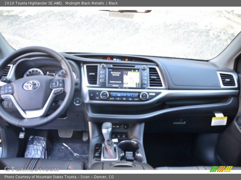 Midnight Black Metallic / Black 2019 Toyota Highlander SE AWD