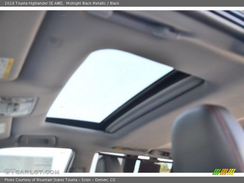 Midnight Black Metallic / Black 2019 Toyota Highlander SE AWD