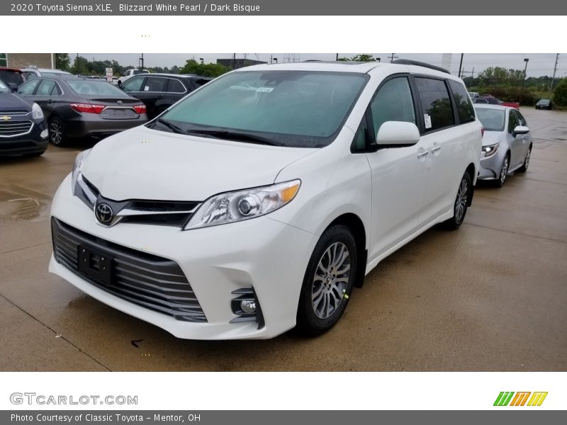Front 3/4 View of 2020 Sienna XLE