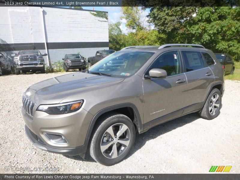 Front 3/4 View of 2019 Cherokee Limited 4x4