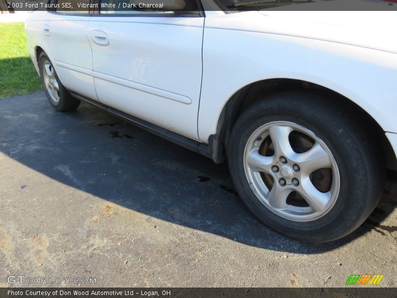 Vibrant White / Dark Charcoal 2003 Ford Taurus SES