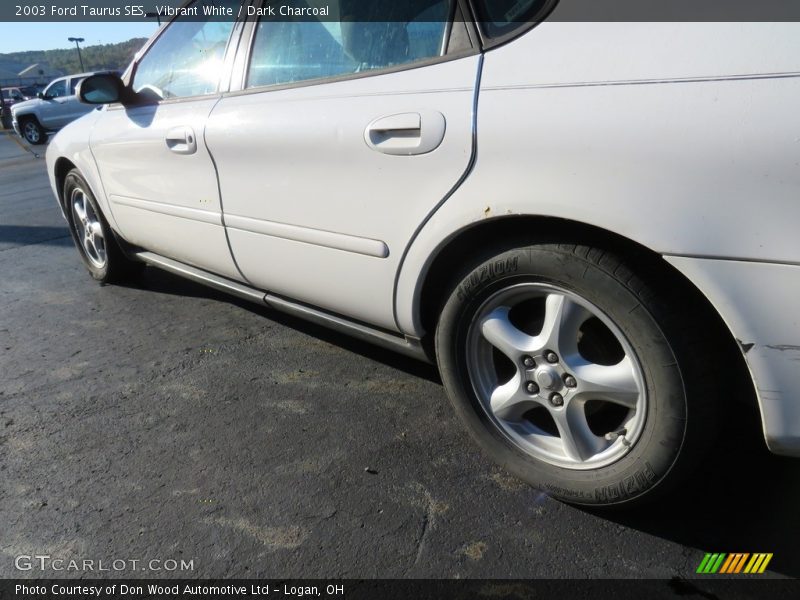 Vibrant White / Dark Charcoal 2003 Ford Taurus SES