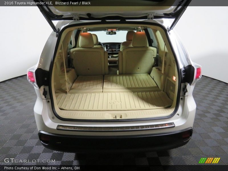 Blizzard Pearl / Black 2016 Toyota Highlander XLE