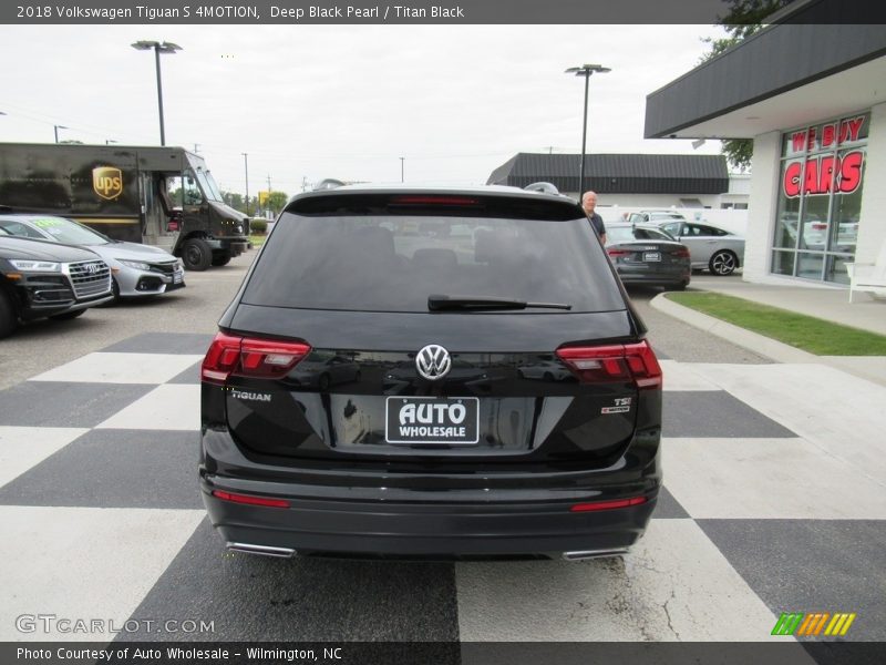 Deep Black Pearl / Titan Black 2018 Volkswagen Tiguan S 4MOTION