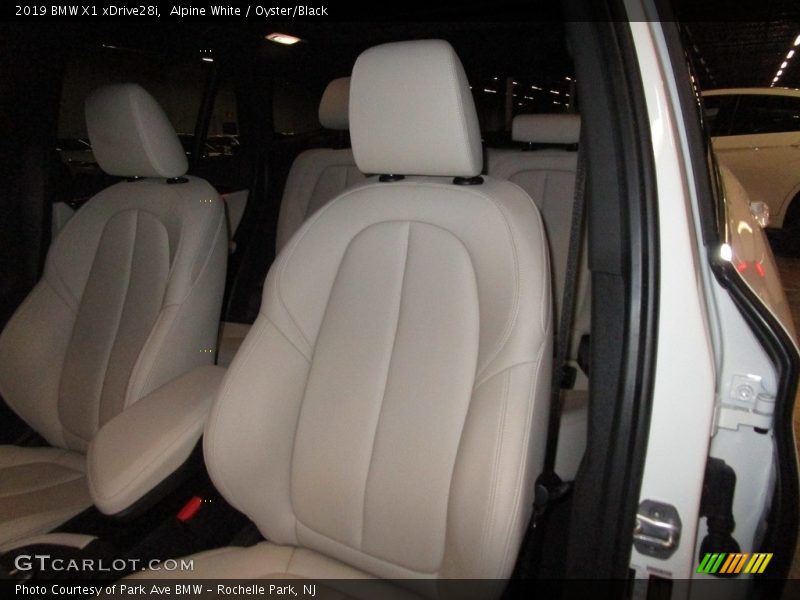 Alpine White / Oyster/Black 2019 BMW X1 xDrive28i