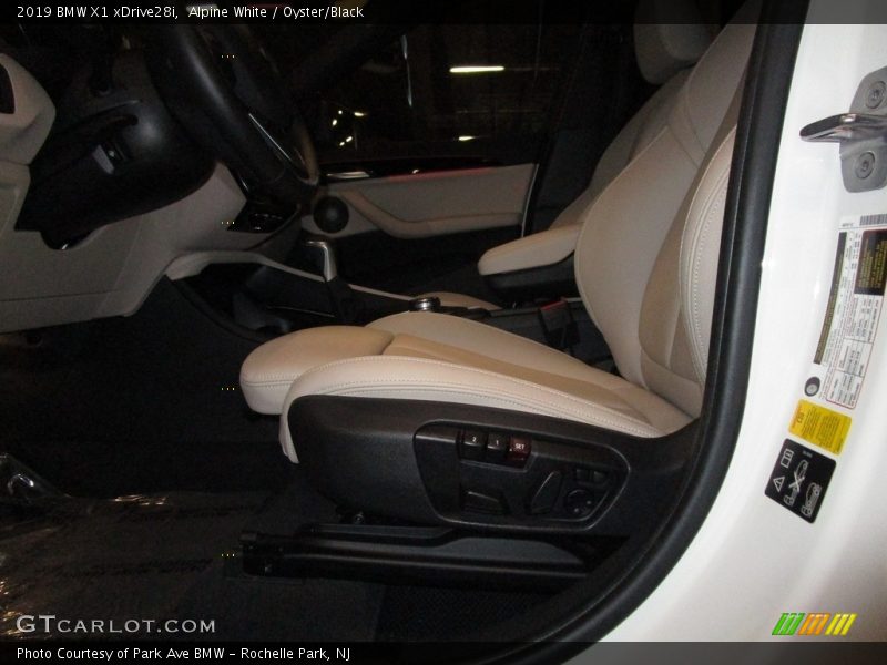 Alpine White / Oyster/Black 2019 BMW X1 xDrive28i