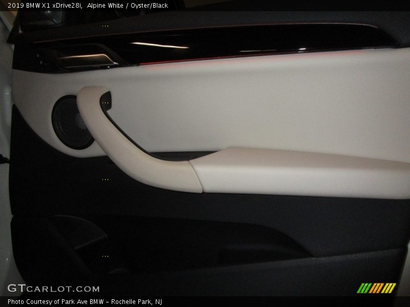 Alpine White / Oyster/Black 2019 BMW X1 xDrive28i