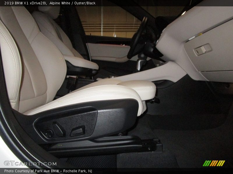 Alpine White / Oyster/Black 2019 BMW X1 xDrive28i